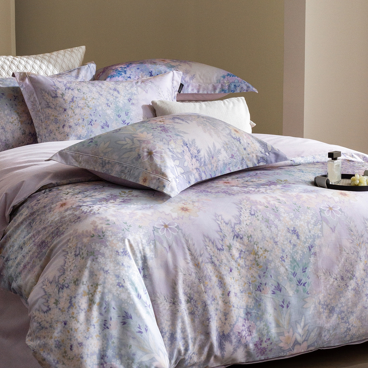 91家纺网 家纺一手货源 找家纺 三味舒屋 2025新款暖阳画卷系列S50数码印花磨毛四件套 沐光絮语蓝