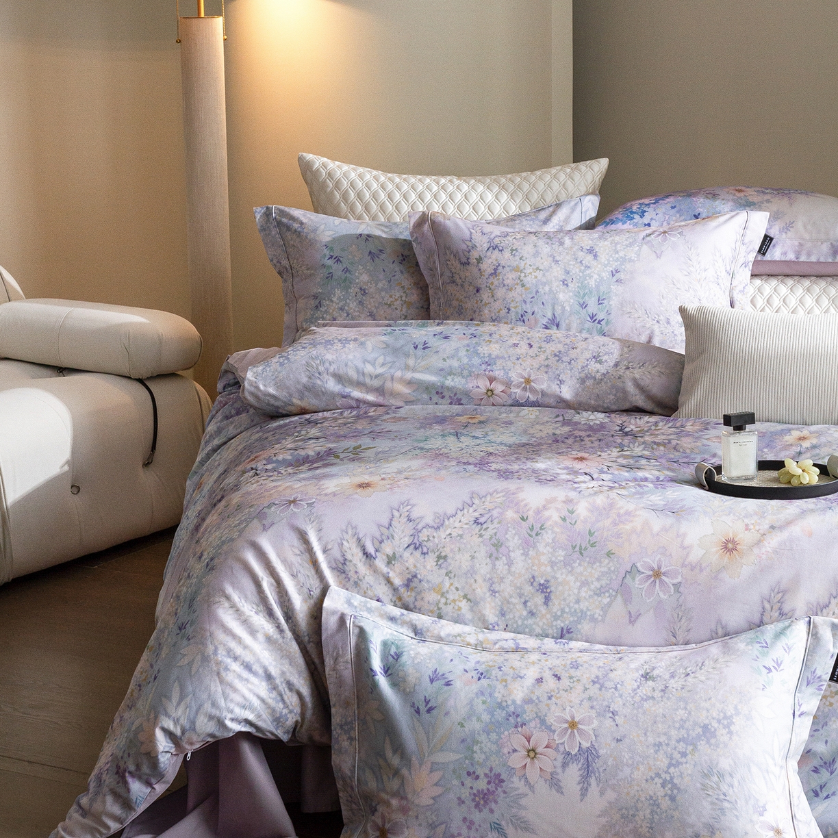 91家纺网 家纺一手货源 找家纺 三味舒屋 2025新款暖阳画卷系列S50数码印花磨毛四件套 沐光絮语蓝