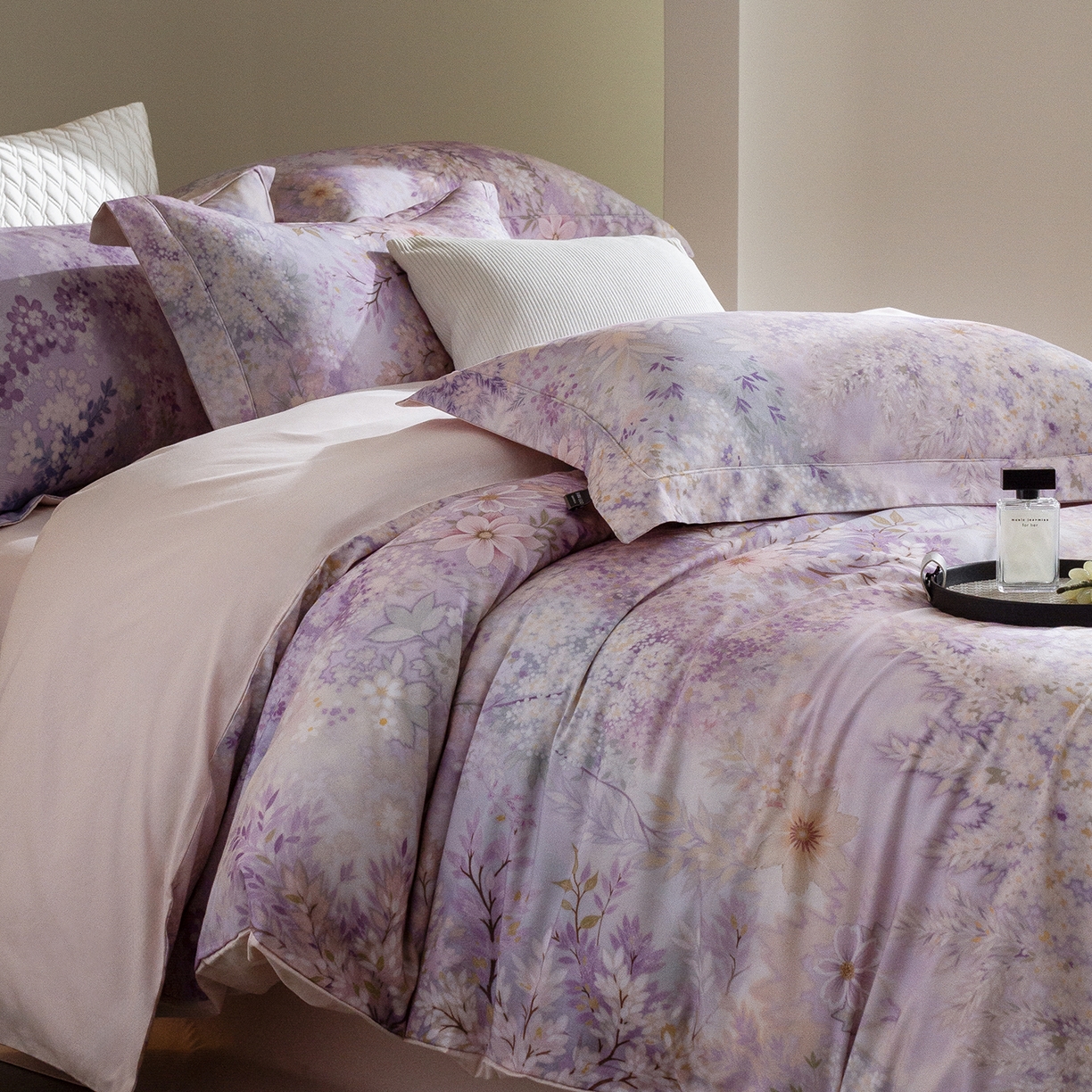 91家纺网 家纺一手货源 找家纺 三味舒屋 2025新款暖阳画卷系列S50数码印花磨毛四件套 沐光絮语粉