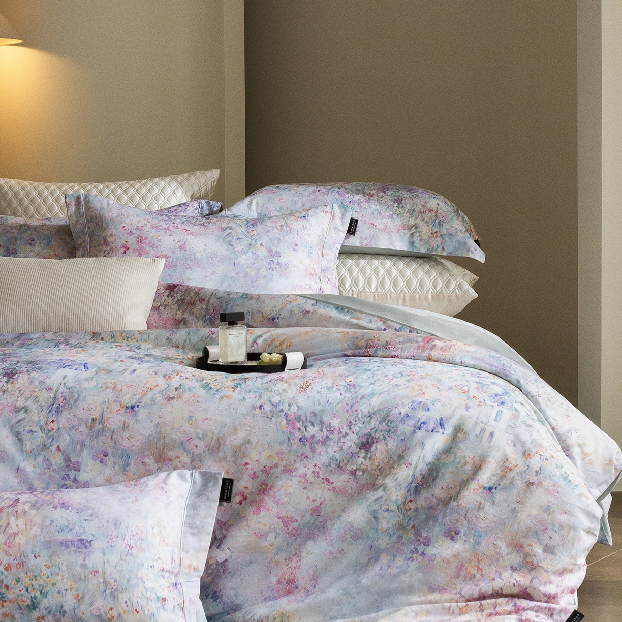 91家纺网 家纺一手货源 找家纺 三味舒屋 2025新款暖阳画卷系列S50数码印花磨毛四件套 午后莫奈蓝