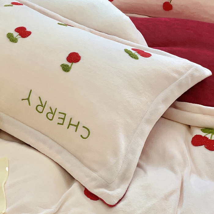 91家纺网 家纺一手货源 找家纺 （总）朵希曼 2025新款加厚保暖牛奶绒绣花小樱桃系列四件套