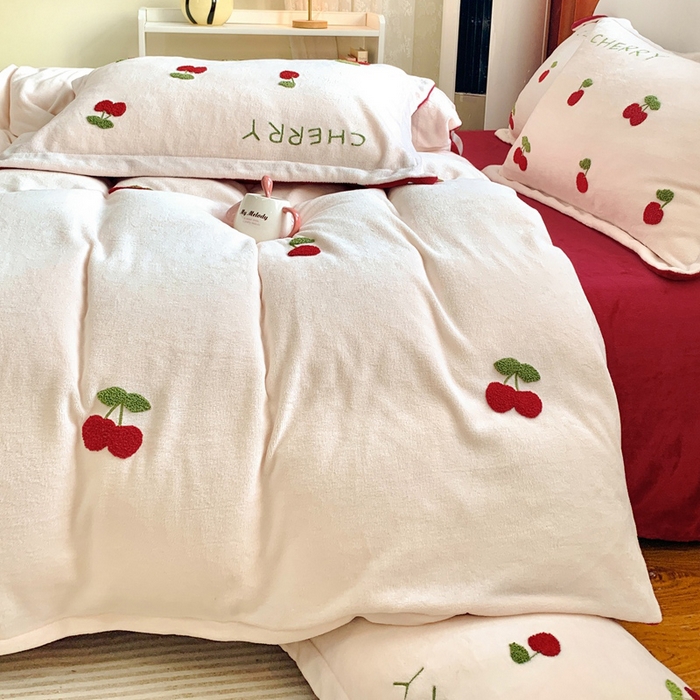 91家纺网 家纺一手货源 找家纺 （总）朵希曼 2025新款加厚保暖牛奶绒绣花小樱桃系列四件套