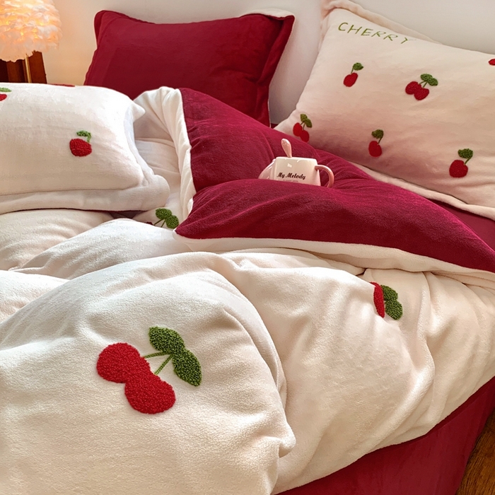 91家纺网 家纺一手货源 找家纺 （总）朵希曼 2025新款加厚保暖牛奶绒绣花小樱桃系列四件套