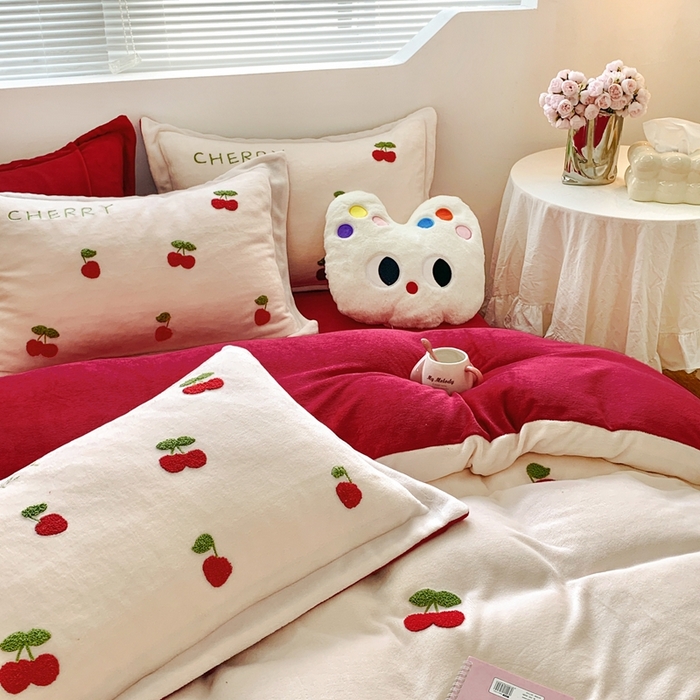 91家纺网 家纺一手货源 找家纺 （总）朵希曼 2025新款加厚保暖牛奶绒绣花小樱桃系列四件套