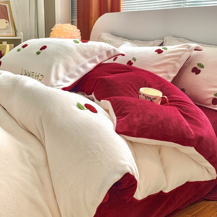 91家纺网 家纺一手货源 找家纺 （总）朵希曼 2025新款加厚保暖牛奶绒绣花小樱桃系列四件套