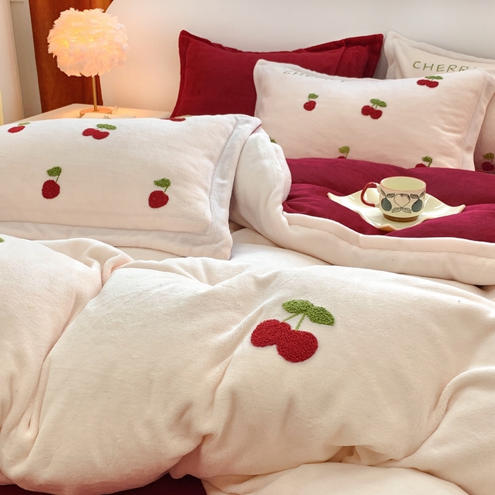 91家纺网 家纺一手货源 找家纺 （总）朵希曼 2025新款加厚保暖牛奶绒绣花小樱桃系列四件套