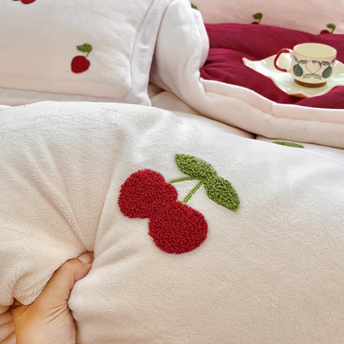 91家纺网 家纺一手货源 找家纺 （总）朵希曼 2025新款加厚保暖牛奶绒绣花小樱桃系列四件套