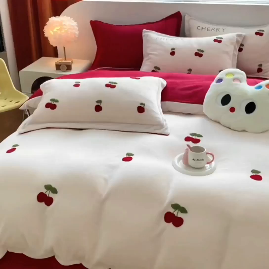 91家纺网 家纺一手货源 找家纺 （总）朵希曼 2025新款加厚保暖牛奶绒绣花小樱桃系列四件套