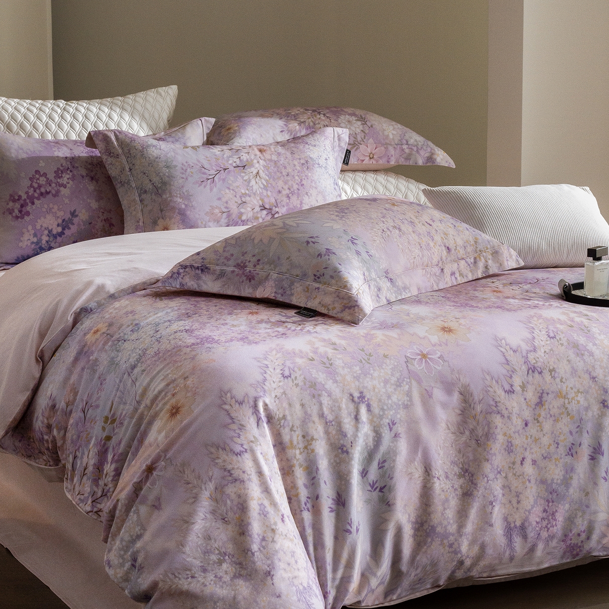 91家纺网 家纺一手货源 找家纺 三味舒屋 2025新款暖阳画卷系列S50数码印花磨毛四件套 沐光絮语粉