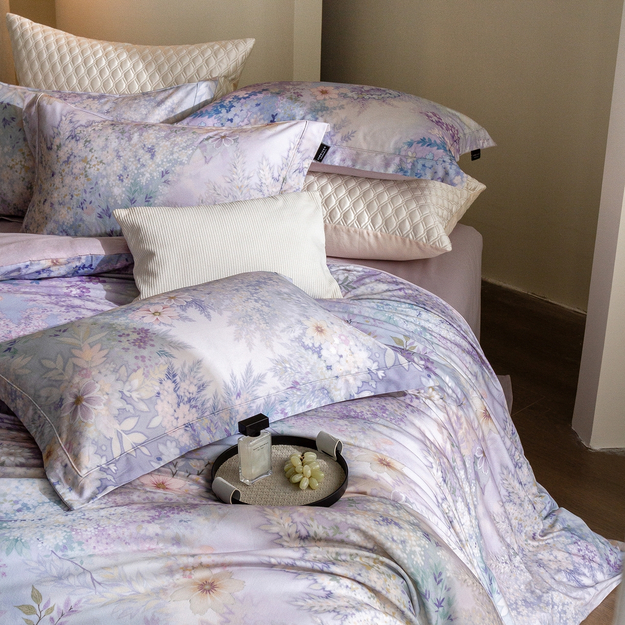 91家纺网 家纺一手货源 找家纺 三味舒屋 2025新款暖阳画卷系列S50数码印花磨毛四件套 沐光絮语蓝