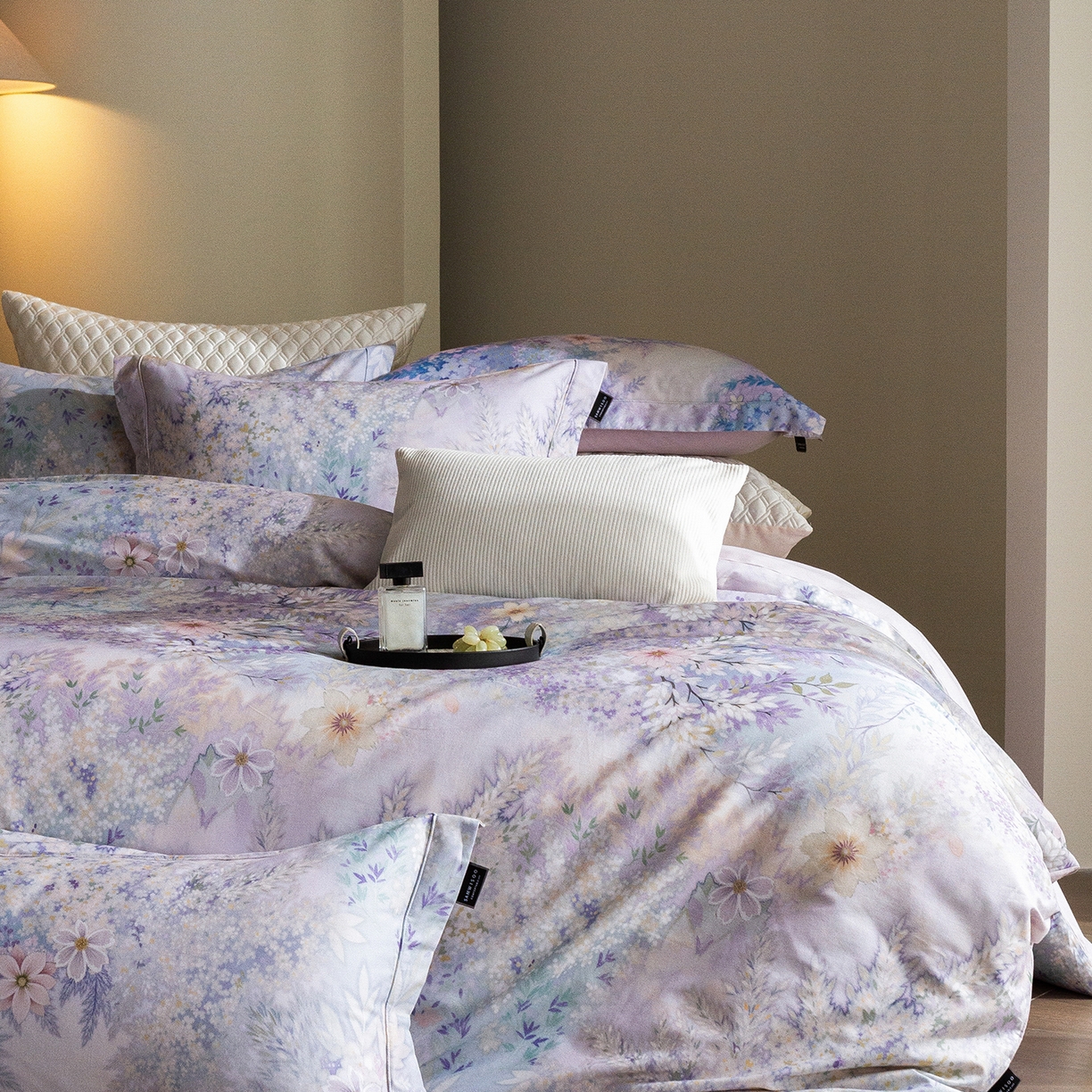 91家纺网 家纺一手货源 找家纺 三味舒屋 2025新款暖阳画卷系列S50数码印花磨毛四件套 沐光絮语蓝