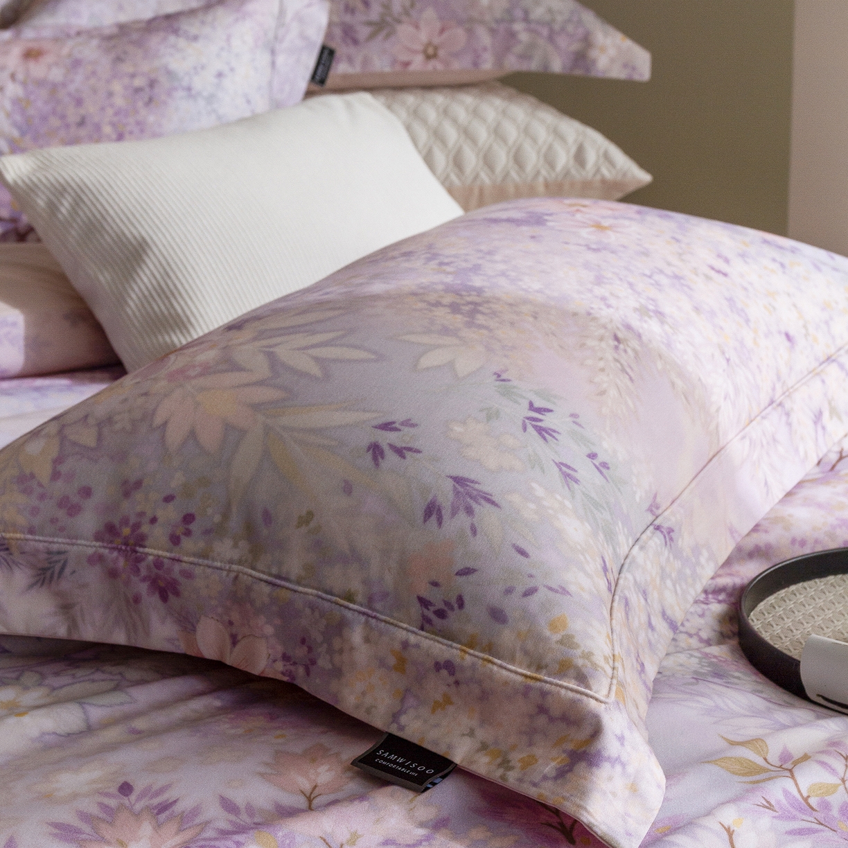 91家纺网 家纺一手货源 找家纺 三味舒屋 2025新款暖阳画卷系列S50数码印花磨毛四件套 沐光絮语粉