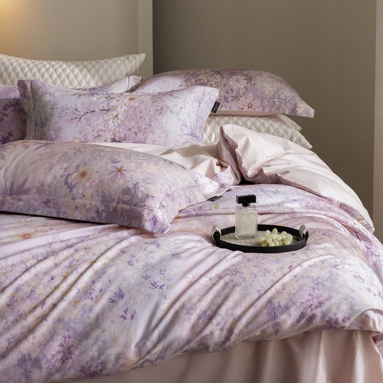 91家纺网 家纺一手货源 找家纺 三味舒屋 2025新款暖阳画卷系列S50数码印花磨毛四件套 沐光絮语粉