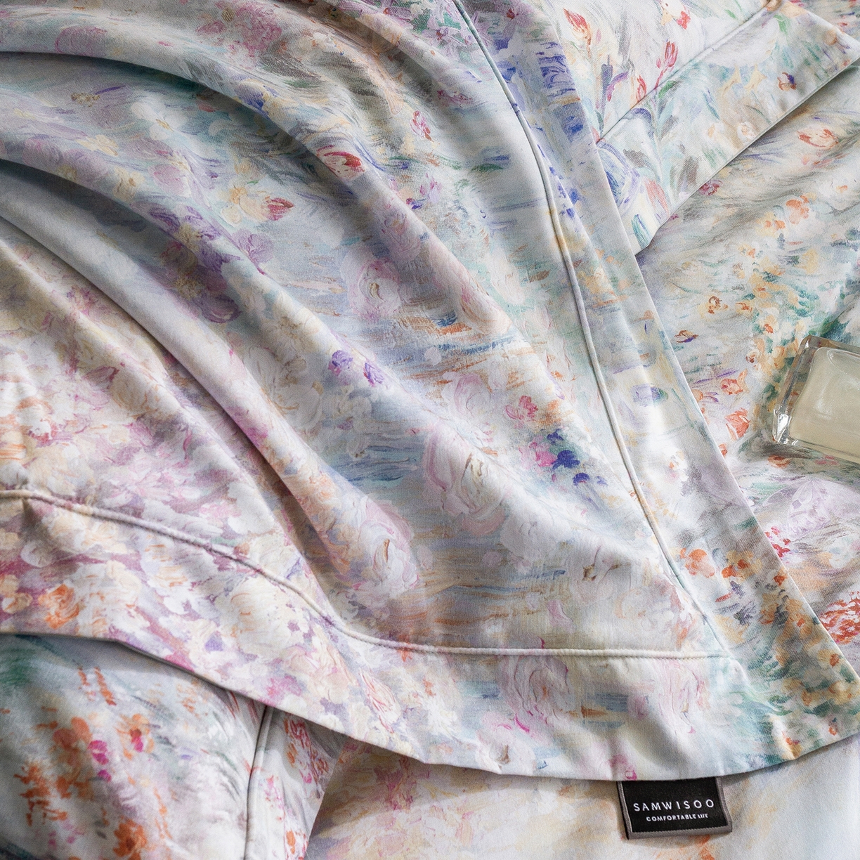 91家纺网 家纺一手货源 找家纺 三味舒屋 2025新款暖阳画卷系列S50数码印花磨毛四件套 午后莫奈蓝