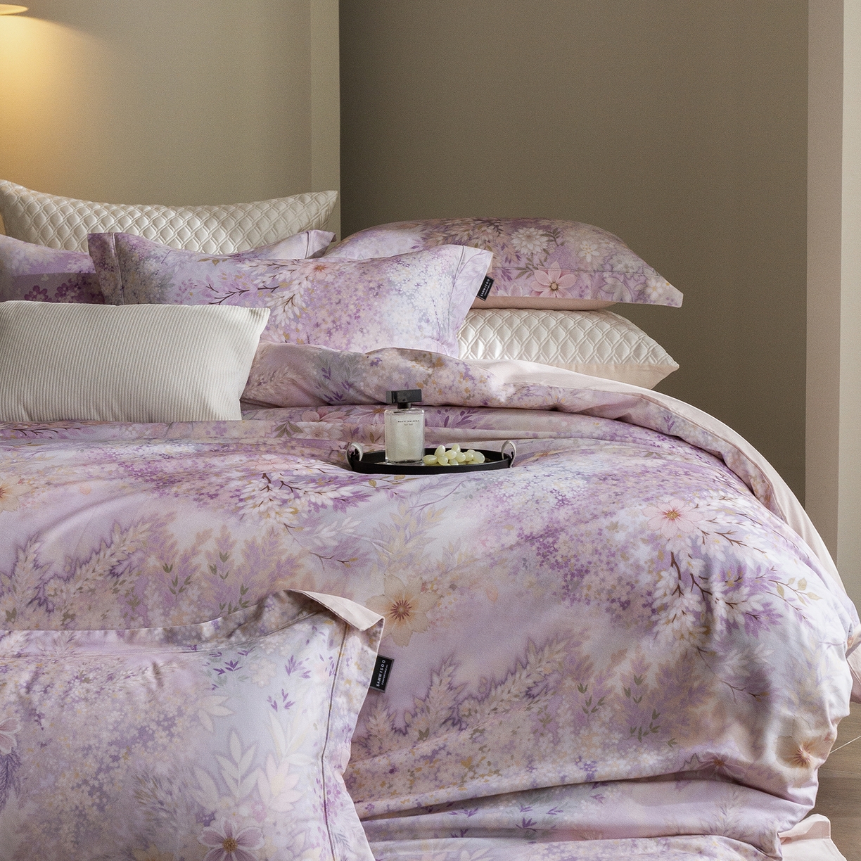 91家纺网 家纺一手货源 找家纺 三味舒屋 2025新款暖阳画卷系列S50数码印花磨毛四件套 沐光絮语粉