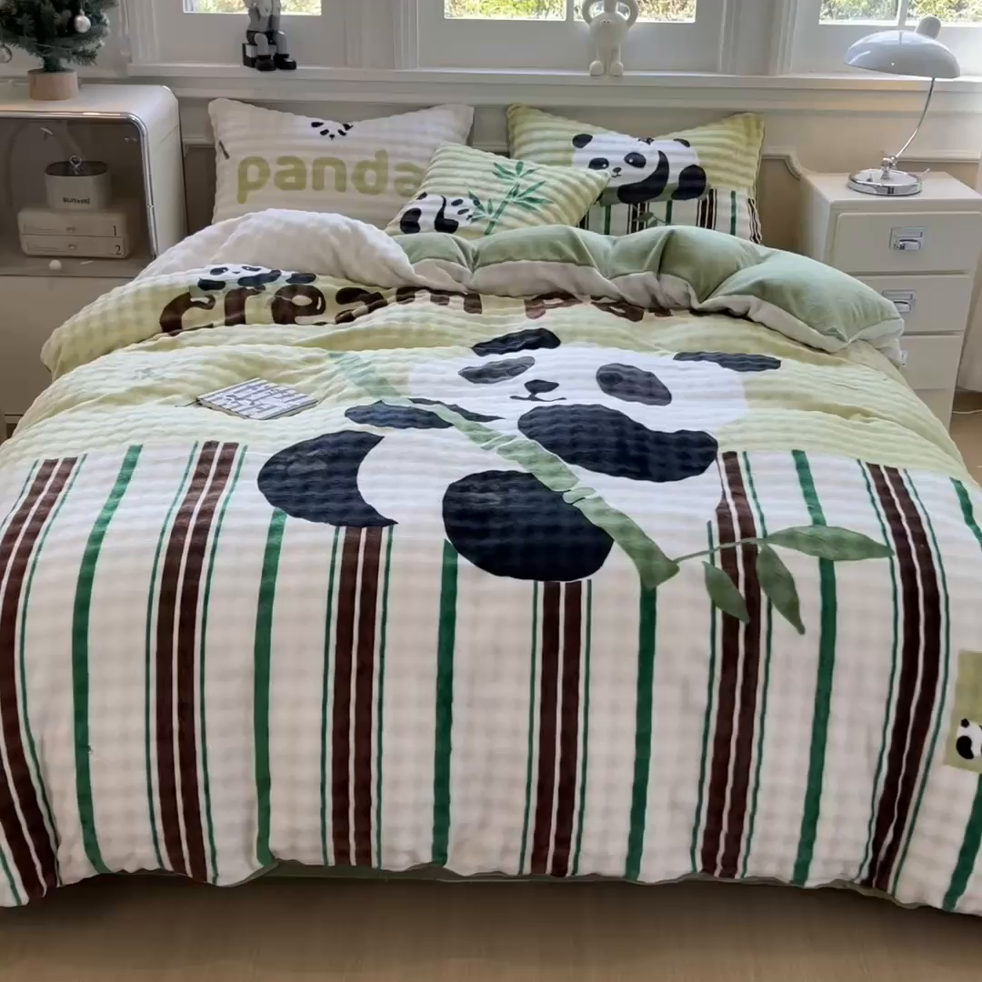 91家纺网 家纺一手货源 找家纺 摩妮卡 2025新款亲肤舒适泡泡绒大版卡通印花五件套 大版熊猫抱竹