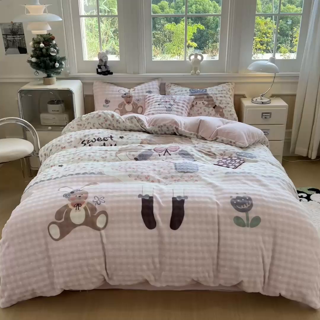 91家纺网 家纺一手货源 找家纺 摩妮卡 2025新款亲肤舒适泡泡绒大版卡通印花五件套 大版萌趣梦乡