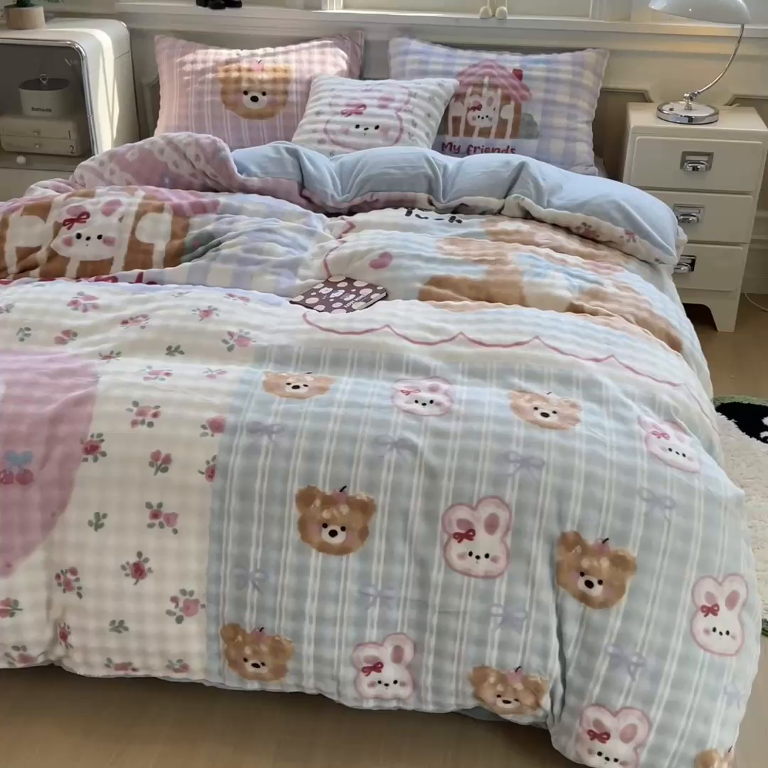 91家纺网 家纺一手货源 找家纺 摩妮卡 2025新款亲肤舒适泡泡绒大版卡通印花五件套 大版呆萌伙伴