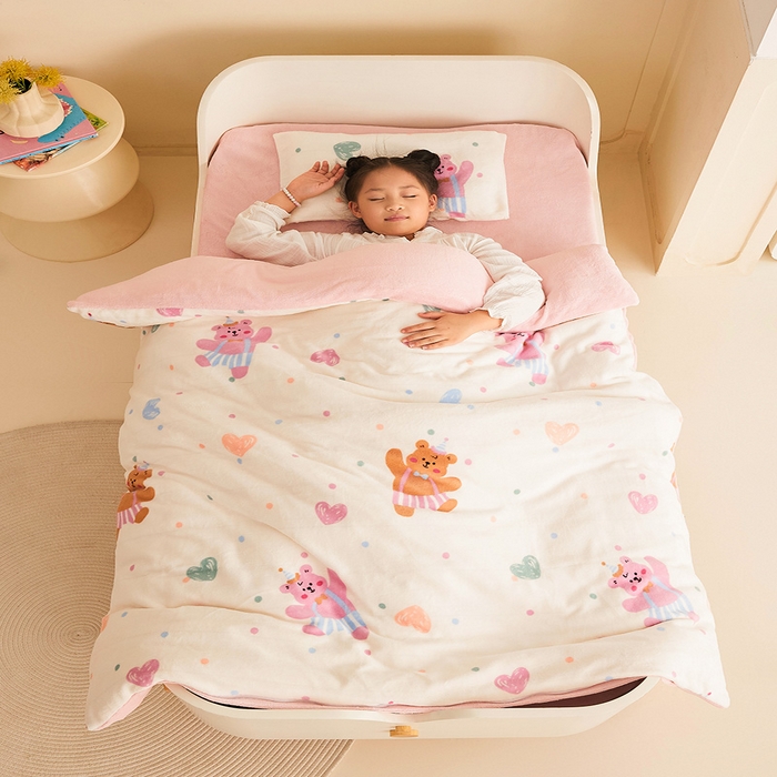 91家纺网 家纺一手货源 找家纺 嗨生活 2025新款加厚牛奶绒三件套儿童套件幼儿园三件套系列 爱心小熊