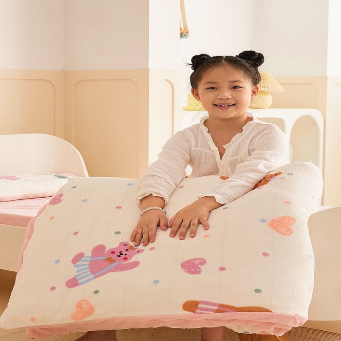 91家纺网 家纺一手货源 找家纺 嗨生活 2025新款加厚牛奶绒三件套儿童套件幼儿园三件套系列 爱心小熊