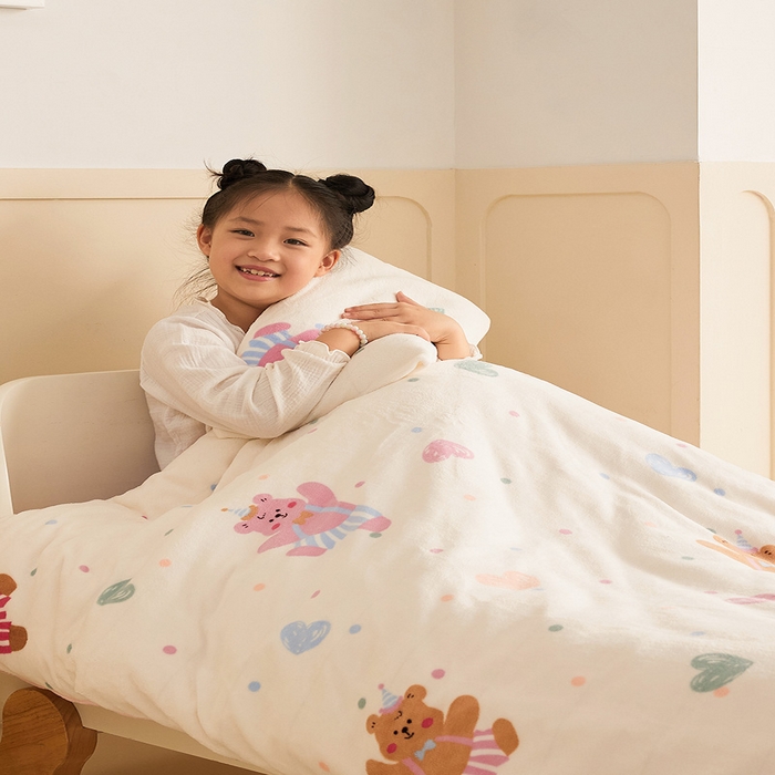 91家纺网 家纺一手货源 找家纺 嗨生活 2025新款加厚牛奶绒三件套儿童套件幼儿园三件套系列 爱心小熊