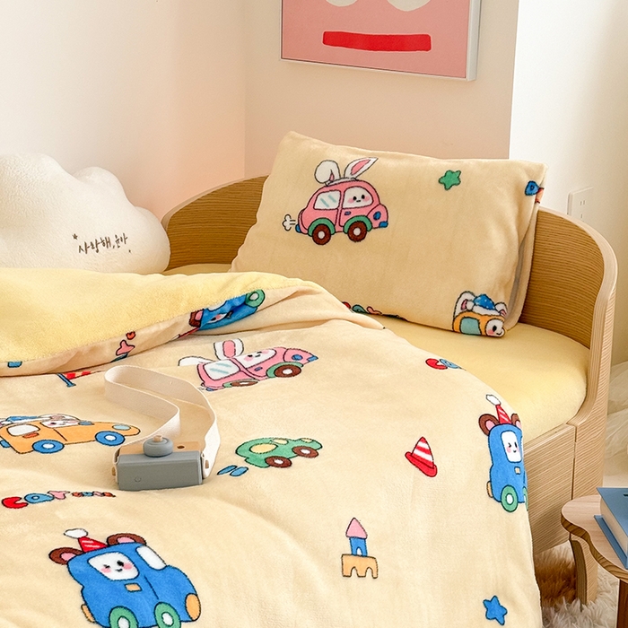 91家纺网 家纺一手货源 找家纺 嗨生活 2025新款加厚牛奶绒三件套儿童套件幼儿园三件套系列 巴士汽车