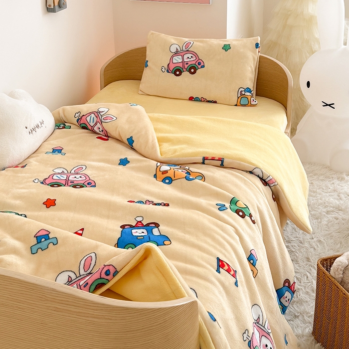 91家纺网 家纺一手货源 找家纺 嗨生活 2025新款加厚牛奶绒三件套儿童套件幼儿园三件套系列 巴士汽车