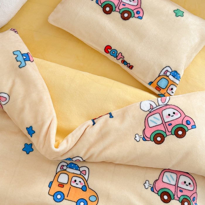 91家纺网 家纺一手货源 找家纺 嗨生活 2025新款加厚牛奶绒三件套儿童套件幼儿园三件套系列 巴士汽车