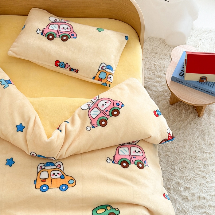 91家纺网 家纺一手货源 找家纺 嗨生活 2025新款加厚牛奶绒三件套儿童套件幼儿园三件套系列 巴士汽车