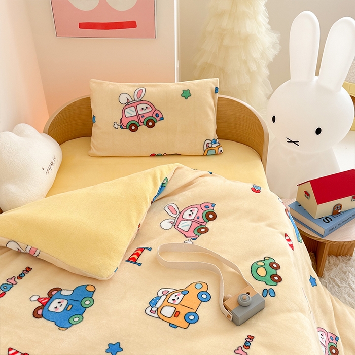 91家纺网 家纺一手货源 找家纺 嗨生活 2025新款加厚牛奶绒三件套儿童套件幼儿园三件套系列 巴士汽车