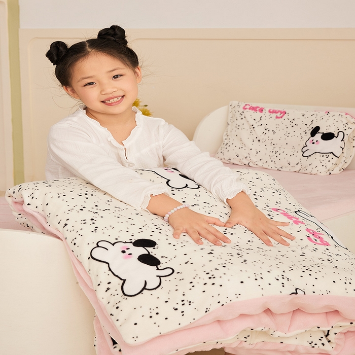 91家纺网 家纺一手货源 找家纺 嗨生活 2025新款加厚牛奶绒三件套儿童套件幼儿园三件套系列 斑点狗狗