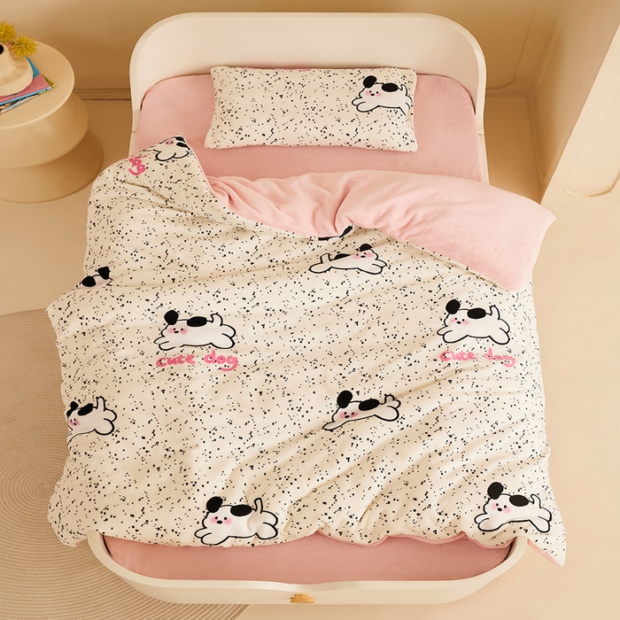 91家纺网 家纺一手货源 找家纺 嗨生活 2025新款加厚牛奶绒三件套儿童套件幼儿园三件套系列 斑点狗狗