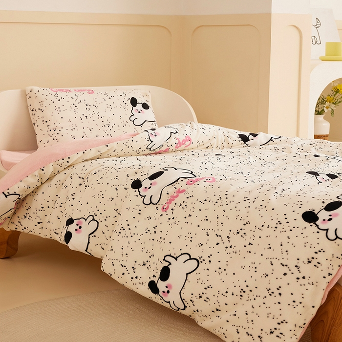 91家纺网 家纺一手货源 找家纺 嗨生活 2025新款加厚牛奶绒三件套儿童套件幼儿园三件套系列 斑点狗狗