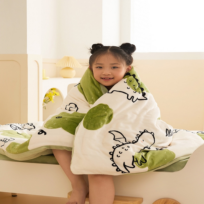 91家纺网 家纺一手货源 找家纺 嗨生活 2025新款加厚牛奶绒三件套儿童套件幼儿园三件套系列 呆萌恐龙