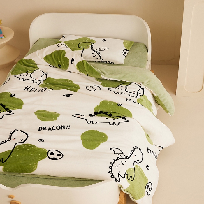 91家纺网 家纺一手货源 找家纺 嗨生活 2025新款加厚牛奶绒三件套儿童套件幼儿园三件套系列 呆萌恐龙