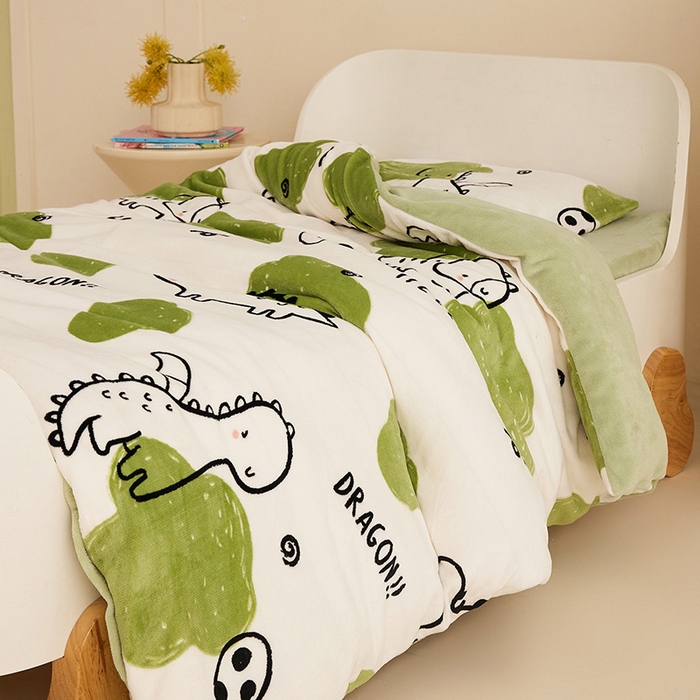 91家纺网 家纺一手货源 找家纺 嗨生活 2025新款加厚牛奶绒三件套儿童套件幼儿园三件套系列 呆萌恐龙