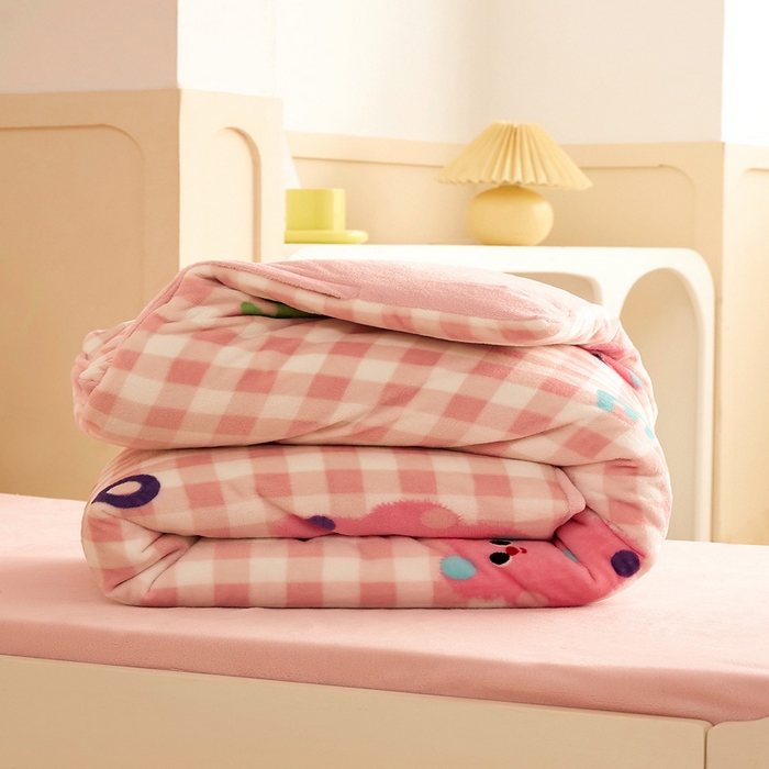 91家纺网 家纺一手货源 找家纺 嗨生活 2025新款加厚牛奶绒三件套儿童套件幼儿园三件套系列 格子小熊