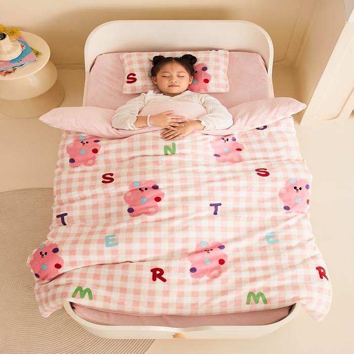 91家纺网 家纺一手货源 找家纺 嗨生活 2025新款加厚牛奶绒三件套儿童套件幼儿园三件套系列 格子小熊