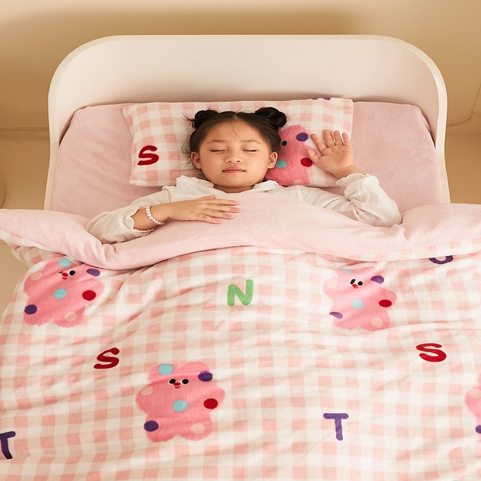 91家纺网 家纺一手货源 找家纺 嗨生活 2025新款加厚牛奶绒三件套儿童套件幼儿园三件套系列 格子小熊