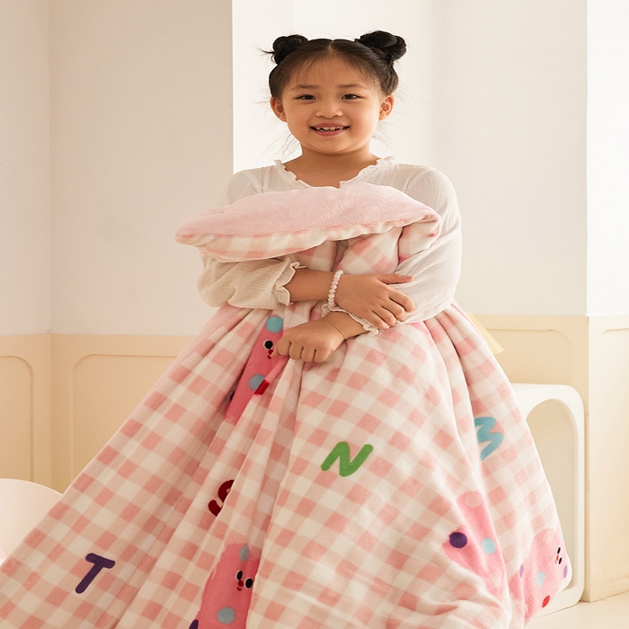 91家纺网 家纺一手货源 找家纺 嗨生活 2025新款加厚牛奶绒三件套儿童套件幼儿园三件套系列 格子小熊