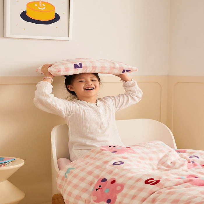 91家纺网 家纺一手货源 找家纺 嗨生活 2025新款加厚牛奶绒三件套儿童套件幼儿园三件套系列 格子小熊