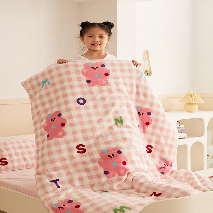 91家纺网 家纺一手货源 找家纺 嗨生活 2025新款加厚牛奶绒三件套儿童套件幼儿园三件套系列 格子小熊