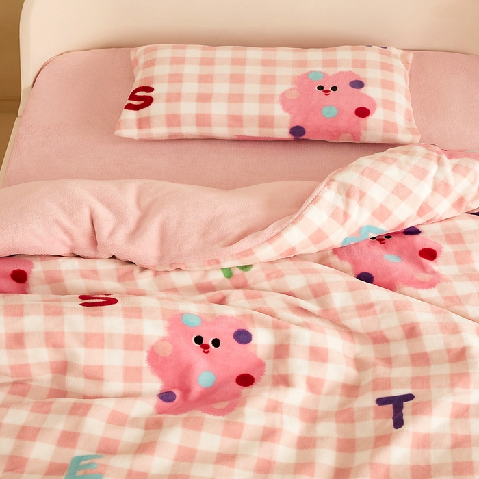 91家纺网 家纺一手货源 找家纺 嗨生活 2025新款加厚牛奶绒三件套儿童套件幼儿园三件套系列 格子小熊