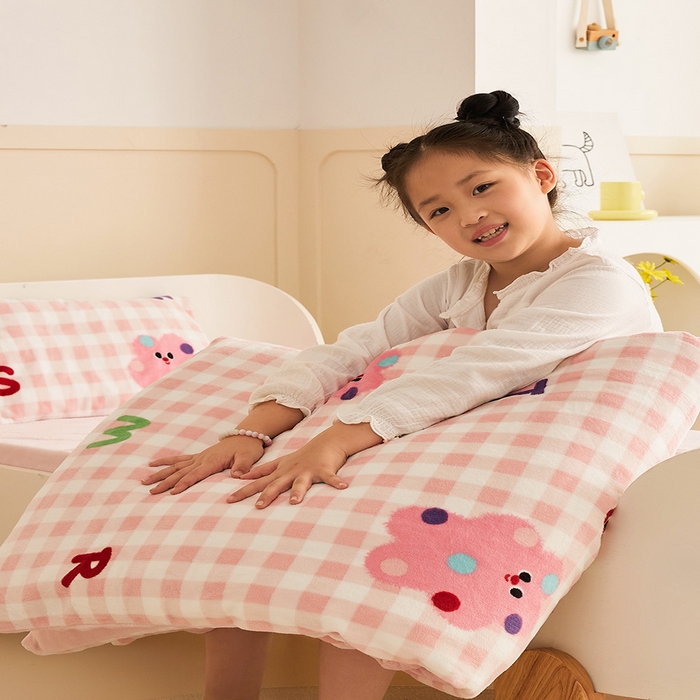 91家纺网 家纺一手货源 找家纺 嗨生活 2025新款加厚牛奶绒三件套儿童套件幼儿园三件套系列 格子小熊