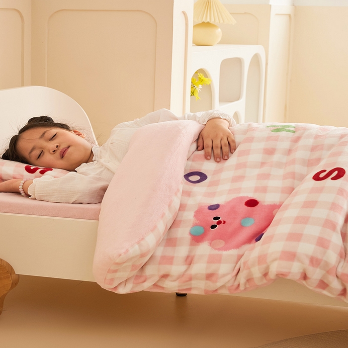 91家纺网 家纺一手货源 找家纺 嗨生活 2025新款加厚牛奶绒三件套儿童套件幼儿园三件套系列 格子小熊