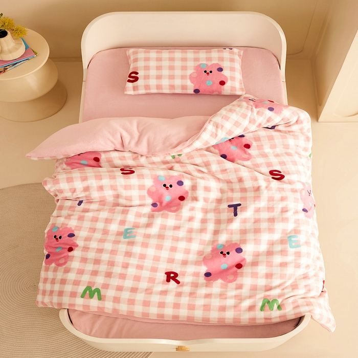 91家纺网 家纺一手货源 找家纺 嗨生活 2025新款加厚牛奶绒三件套儿童套件幼儿园三件套系列 格子小熊