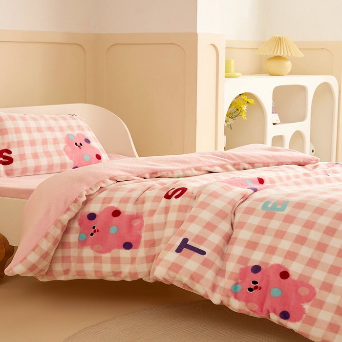 91家纺网 家纺一手货源 找家纺 嗨生活 2025新款加厚牛奶绒三件套儿童套件幼儿园三件套系列 格子小熊