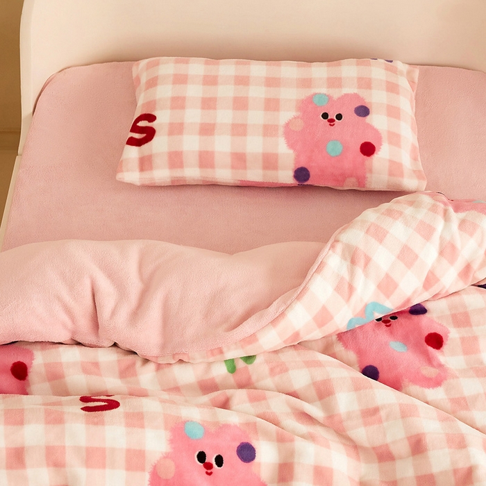 91家纺网 家纺一手货源 找家纺 嗨生活 2025新款加厚牛奶绒三件套儿童套件幼儿园三件套系列 格子小熊