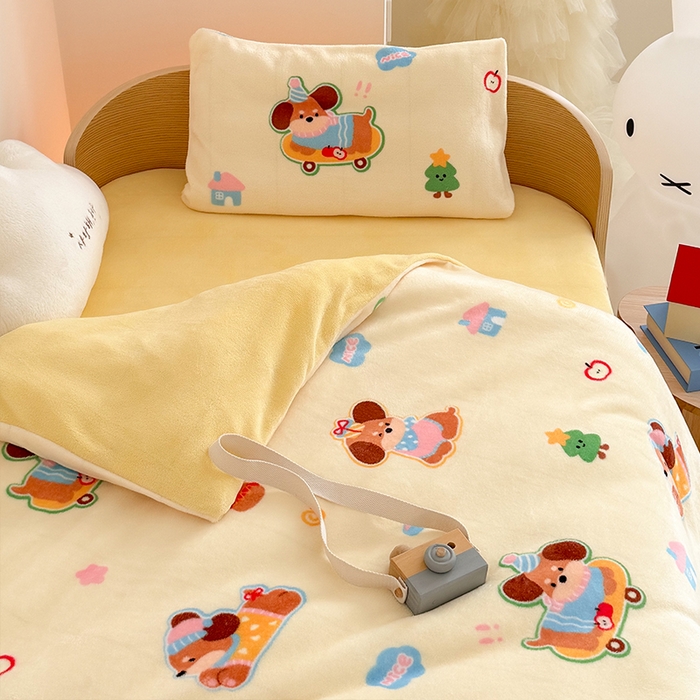 91家纺网 家纺一手货源 找家纺 嗨生活 2025新款加厚牛奶绒三件套儿童套件幼儿园三件套系列 乖巧小狗