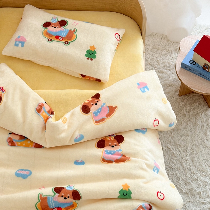 91家纺网 家纺一手货源 找家纺 嗨生活 2025新款加厚牛奶绒三件套儿童套件幼儿园三件套系列 乖巧小狗